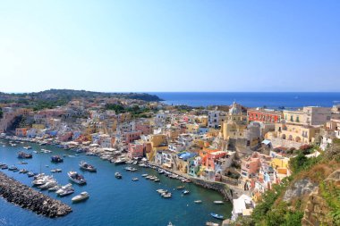 Yukarıdan güzel Marina di Procida 'ya, Napoli ile Ischia arasında bir ada, İtalya.