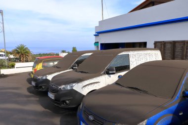 23 Kasım 2021 - La Palma, Kanarya Adaları, İspanya: Kül Cumbre Vieja yanardağı yakınlarındaki caddeleri ve arabaları kaplar.