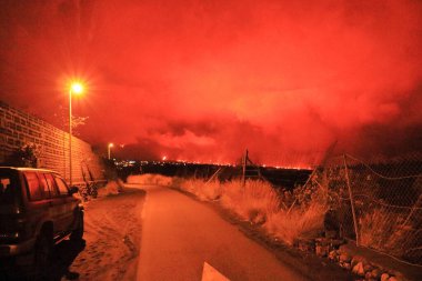 İspanya, Kanarya Adaları, La Palma 'daki Cumbre Vieja volkanı akşam görüşü