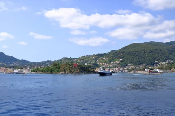 Ischia Ponte Köyüne Bir Teknenin Sahil Şeridine Bakın — Stok fotoğraf