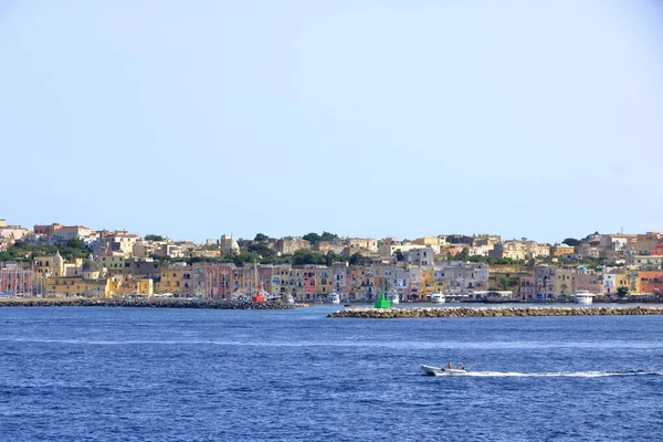 Denizden Procida adasının panoramik manzarası