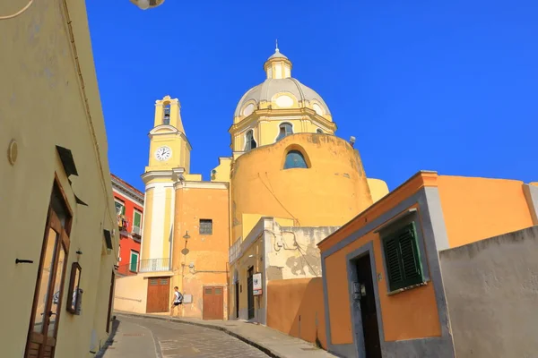 20 Temmuz 2021 - İtalya 'nın Procida adası Napoli' den gelen turist kalabalığını çeken renkli marinası, küçük dar sokakları ve pek çok plajı ile ünlüdür.