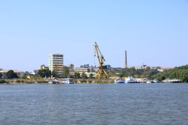 13 Eylül 2021 - Romanya 'da Tulcea: Endüstriyel kargo limanı silüeti, Tulcea' da Tuna Nehri üzerindeki vinçleri yüklüyor