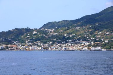 Ischia Ponte köyüne ve bir teknenin sahil şeridine bakın.