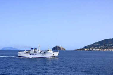Ischia Ponte köyüne ve bir teknenin sahil şeridine bakın.