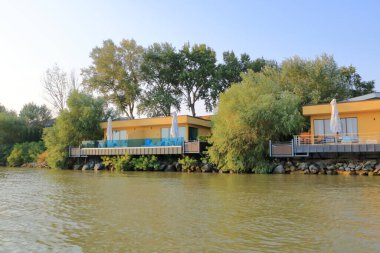 Avrupa 'nın en büyük ikinci nehir deltası olan Tuna Deltası' ndaki bir turizm beldesi.