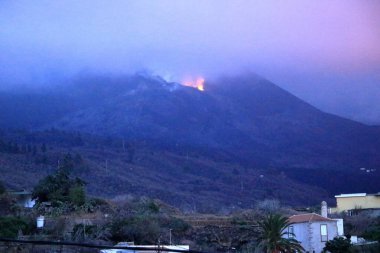 İspanya, Kanarya Adaları, La Palma 'daki Cumbre Vieja volkanı akşam görüşü