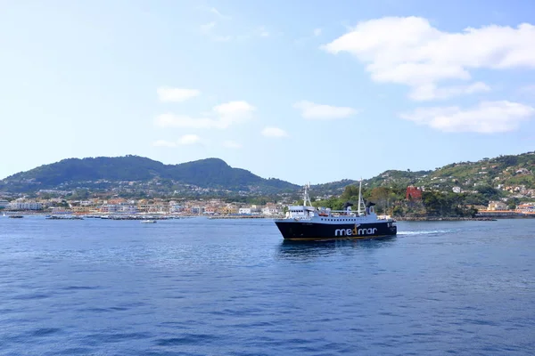 Vista Sul Paese Ischia Ponte Sulla Costa Una Barca — Foto Stock