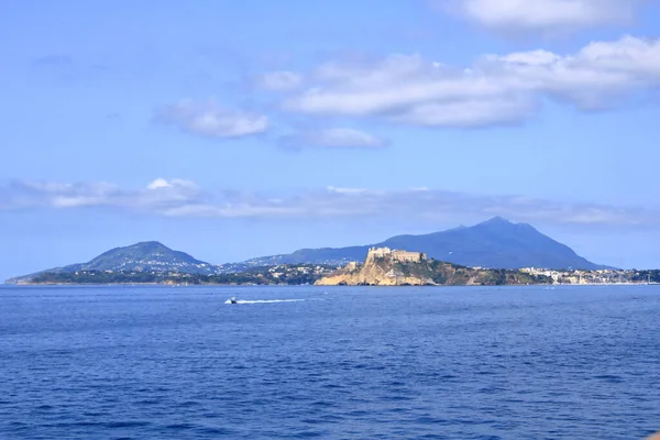 Vista Panorâmica Ilha Procida Partir Mar — Fotografia de Stock