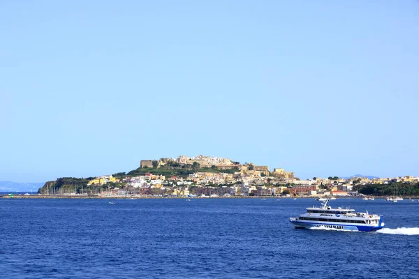 Denizden Procida Adasının Panoramik Manzarası — Stok fotoğraf