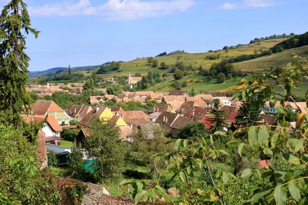 Biertan Köyü, (Birthaelm) ve çevre manzara, Sibiu County, Romanya. UNESCO Dünya Mirası Alanı olan Biertan Kilisesi 'nden görüldü..