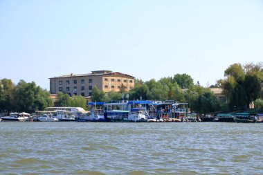 13 Eylül 2021 - Romanya 'da Tulcea: Tulcea Tuna Deltası' nın liman bölgesi ve Skyline manzarası