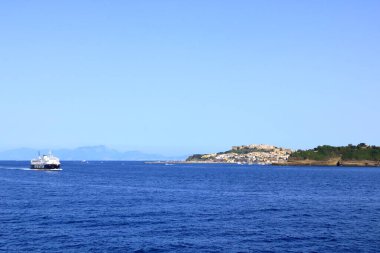 Denizden Procida adasının panoramik manzarası