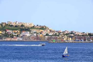 Denizden Procida adasının panoramik manzarası