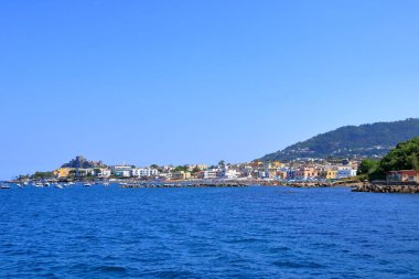 Ischia liman şehri, tekneli bir liman.