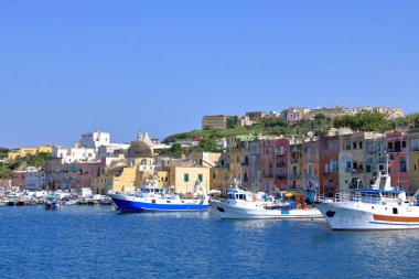 Marina di Procida, tekne manzaralı.