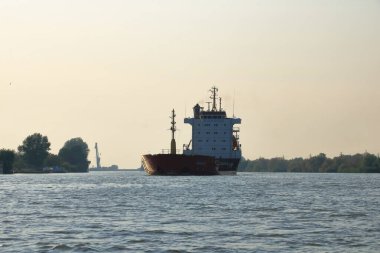 Tuna Deltasında büyük bir kargo gemisi