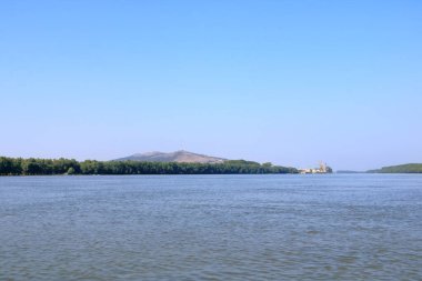 Tuna Deltası Mahmudia 'da güneşli bir günde nehir manzarası