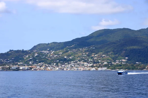 Vista Sul Paese Ischia Ponte Sulla Costa Una Barca — Foto Stock