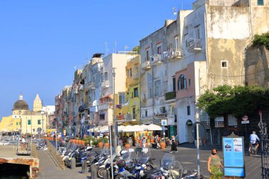 Güzel Marina di Procida, İtalya 'da Napoli ve Ischia arasında bir ada.