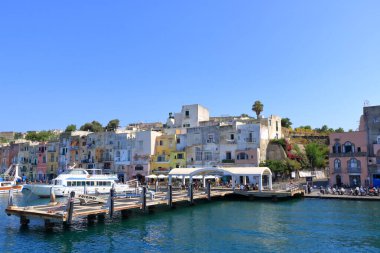 Marina di Procida, tekne manzaralı.