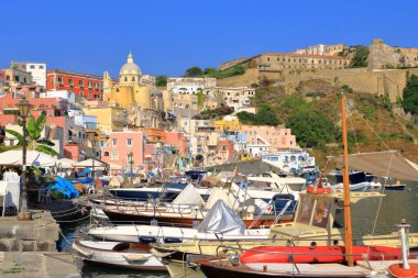 Güzel Marina di Procida, İtalya 'da Napoli ve Ischia arasında bir ada.