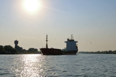 Tuna Deltasında büyük bir kargo gemisi