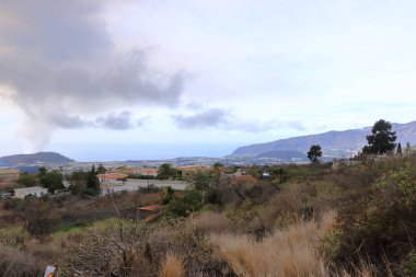 Cumbre Vieja yanardağının lavları La Palma, Kanarya Adaları 'ndaki Tazacorte yakınlarında denize dökülür.