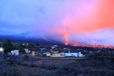 İspanya, Kanarya Adaları, La Palma 'daki Cumbre Vieja volkanı akşam görüşü