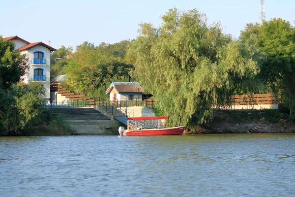 ルーマニアのドナウデルタの観光客のためのボート — ストック写真