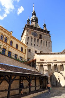 7 Eylül 2021 - Sighisoara, Schaessburg, Romanya: Sabah güneşinde Saat Kulesi, Transilvanya 'nın Sakson simgesi