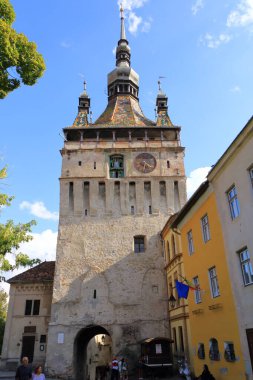 7 Eylül 2021 - Sighisoara, Schaessburg, Romanya: Sabah güneşinde Saat Kulesi, Transilvanya 'nın Sakson simgesi
