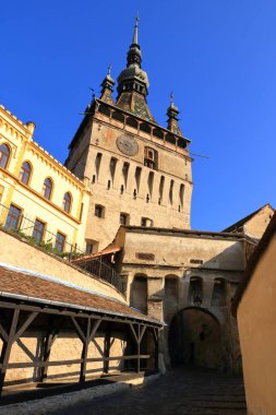 7 Eylül 2021 - Sighisoara, Schaessburg, Romanya: Sabah güneşinde Saat Kulesi, Transilvanya 'nın Sakson simgesi