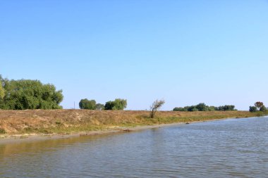 Tuna Deltası 'ndaki küçük nehir kanalı