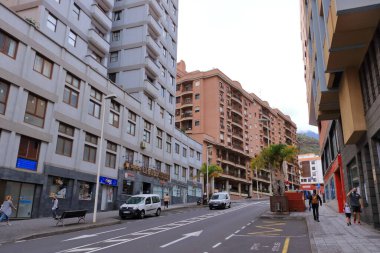 24 Kasım 2021 - Santa Cruz de La Palma, İspanya: Bulutlu bir günde Kanarya adalarının geleneksel koloni mimarisi