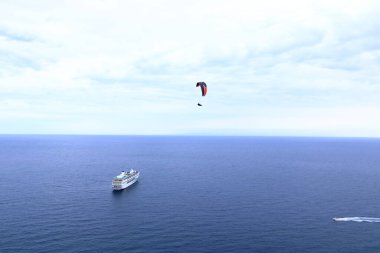 25 Kasım 2021 - Santa Cruz, Tenerife, İspanya: Yolcu gemisi AIDAmira, Tenerife kıyılarına demirledi.