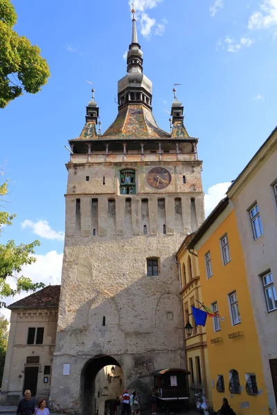 7 Eylül 2021 - Sighisoara, Schaessburg, Romanya: Sabah güneşinde Saat Kulesi, Transilvanya 'nın Sakson simgesi