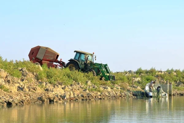 Tractor Cerca Pequeño Canal Fluvial Delta Del Danubio —  Fotos de Stock