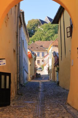 7 Eylül 2021 - Romanya 'nın Sighisoara kenti: Romanya' nın Transilvanya kentindeki Ortaçağ Kent Sokak Manzarası