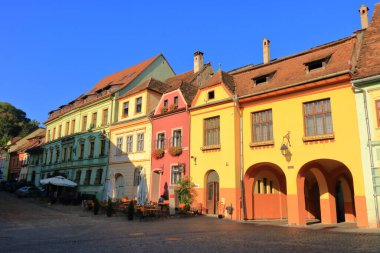 7 Eylül 2021 - Romanya 'nın Sighisoara kenti: Romanya' nın Transilvanya kentindeki Ortaçağ Kent Sokak Manzarası