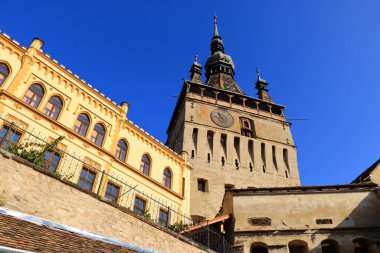 7 Eylül 2021 - Sighisoara, Schaessburg, Romanya: Sabah güneşinde Saat Kulesi, Transilvanya 'nın Sakson simgesi