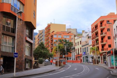 24 Kasım 2021 - Santa Cruz de La Palma, İspanya: Bulutlu bir günde Kanarya adalarının geleneksel koloni mimarisi