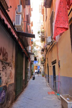 11 Temmuz 2021 'de İtalya' da Avrupa 'da Napoli: Via San Biagio dei librai yakınlarında tipik sokaklar