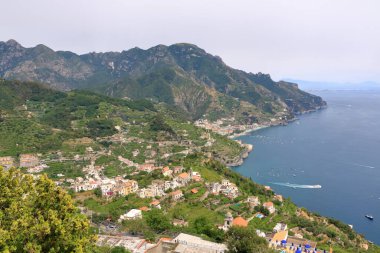 Ravello, İtalya 'nın Amalfi Sahili' nin Panoramik Manzarası
