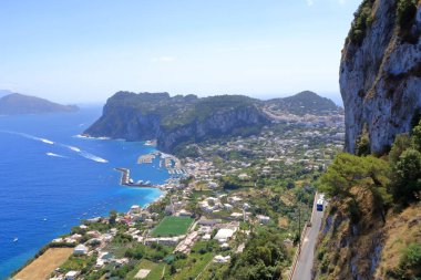 İtalya 'daki Capri, Capri Adası' nda deniz aşırı panoramik manzara