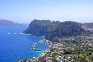 İtalya 'daki Capri, Capri Adası' nda deniz aşırı panoramik manzara