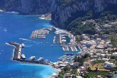 İtalya 'daki Capri, Capri Adası' nda deniz aşırı panoramik manzara