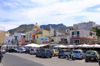 18 Temmuz 2021 - Forio, Ischia, İtalya: Başkent Forio 'daki Sokaklar