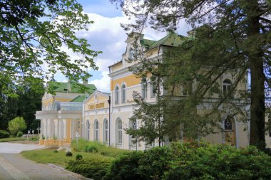 13 Temmuz 2020 Marianske Lazne / Marienbad / Çek Cumhuriyeti: Marianske Lazne şehir merkezindeki sokaklar ve binalar, Çek Cumhuriyeti