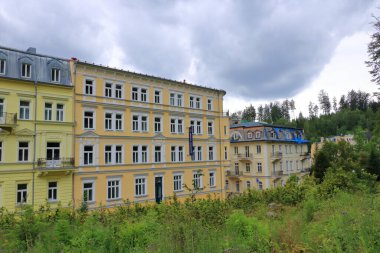 15 Temmuz 2020 Marianske Lazne / Marienbad / Çek Cumhuriyeti: Marianske Lazne şehir merkezindeki sokaklar ve binalar, Çek Cumhuriyeti